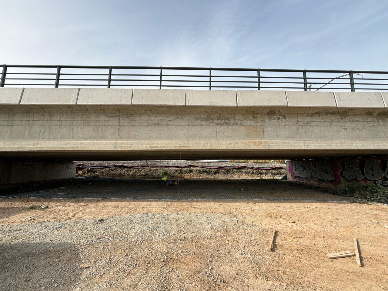 Railway access bridge instrumented for eigenfrequency and damping measurement.
