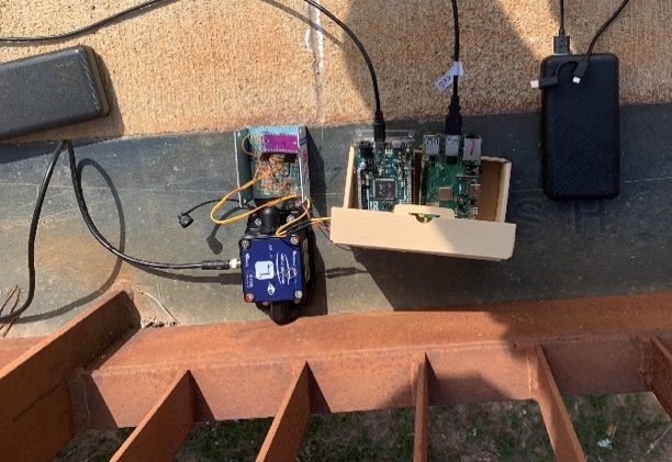 The complete acquisition chain — MEMS sensor, Arduino and Raspberry Pi — recording on site.